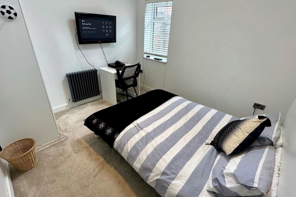 4 Bedroom House, Sleeps 8- Hot Tub, Pets, Parking