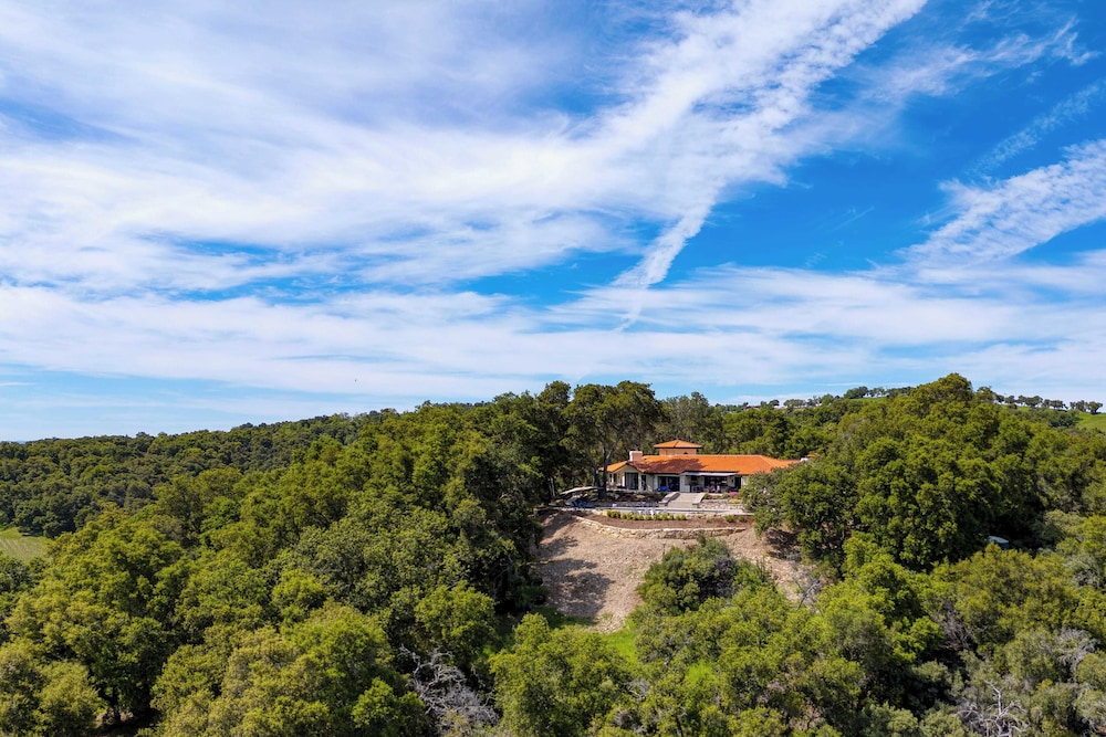 Rancho Robles by Avantstay Vineyard Villa w/ Views, Pool & Privacy