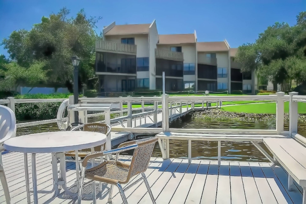 Hotel Bay Oaks, 4th Floor Corner - Elevator - Image 1