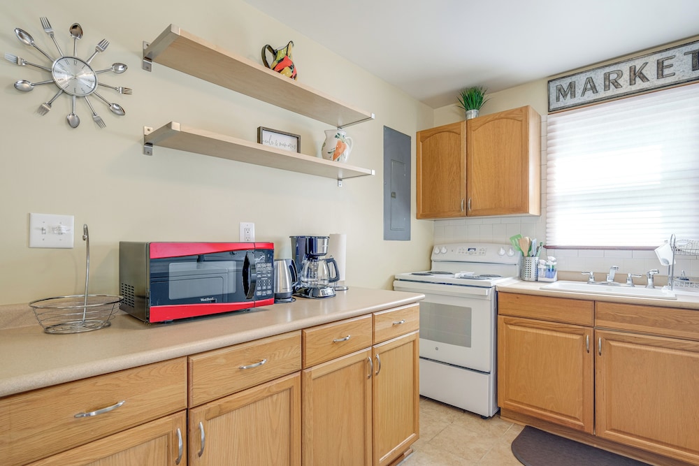 < 1 Mi to Colonial Beach: Coastal Gem w/ 2 Porches