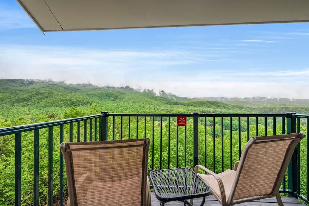 Mountain Views Sleeps 6 Heated Pool Hot Tub