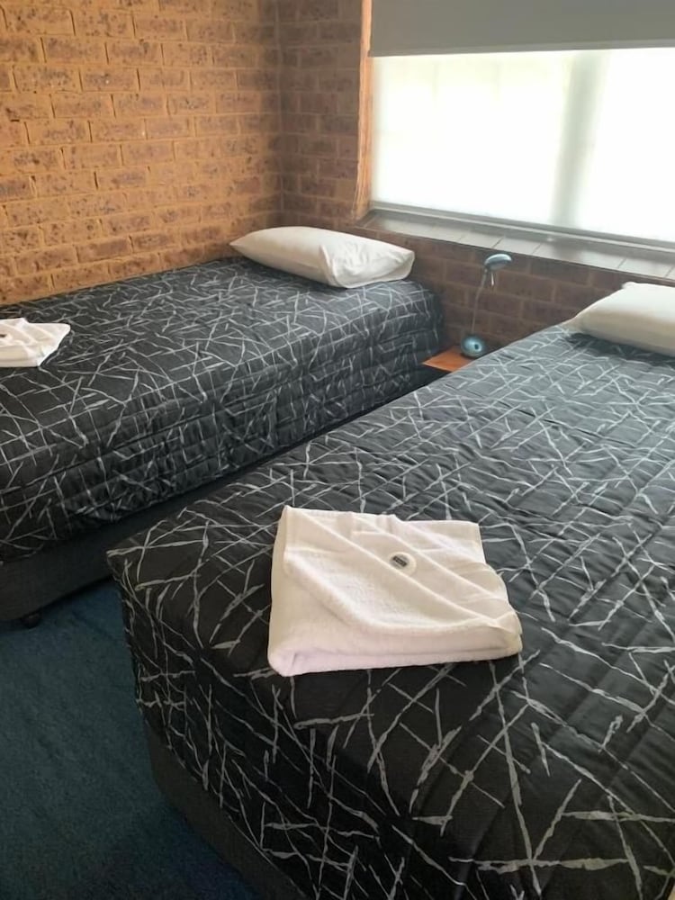 Colonial motor inn