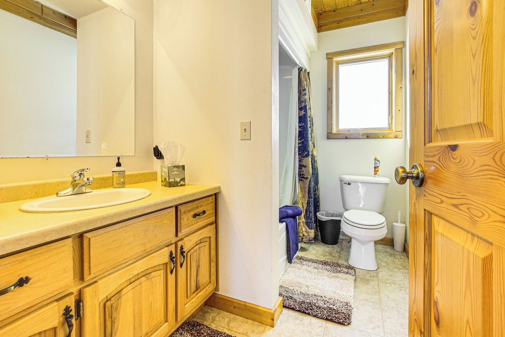 Log Home w/ Deck & Sunset Views: 19 Mi to Oconto!