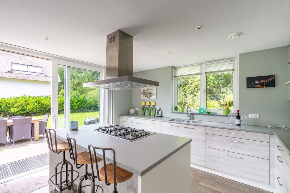 Spacious and Bright 10-person Holiday Villa