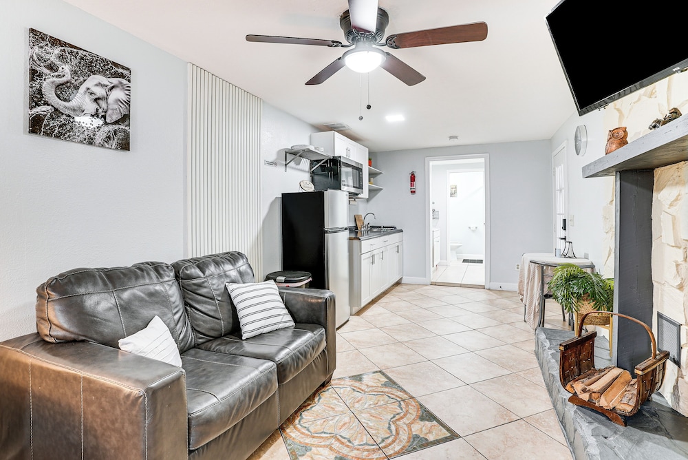 Screened Porch: Tampa Studio 4 Mi to Busch Gardens