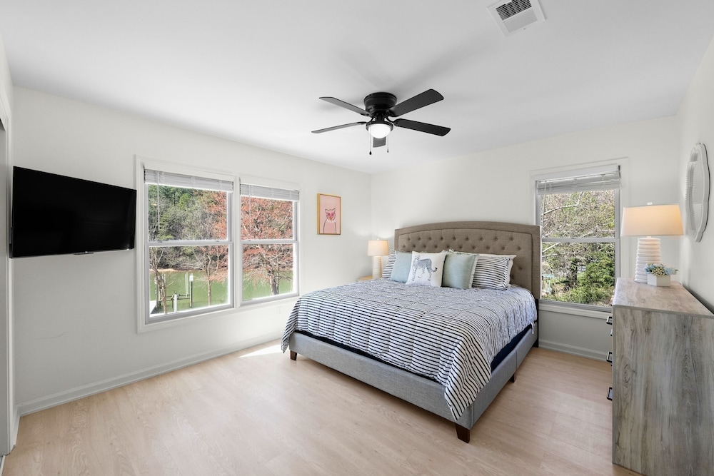 Knotty Pines by Avantstay Lake Views Renovated