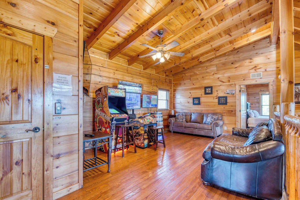 Luxury Cabin w/ Elevator, Theater & Hot Tub Near Dollywood Smoky Vista Lodge
