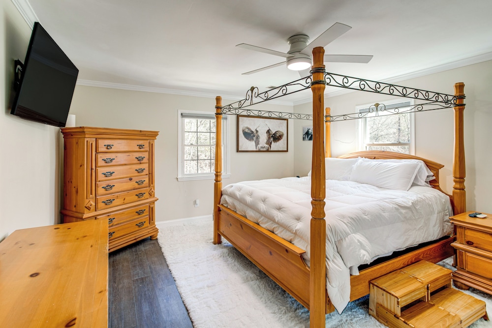 Near Lake Murray: Family Getaway w/ Screened Porch