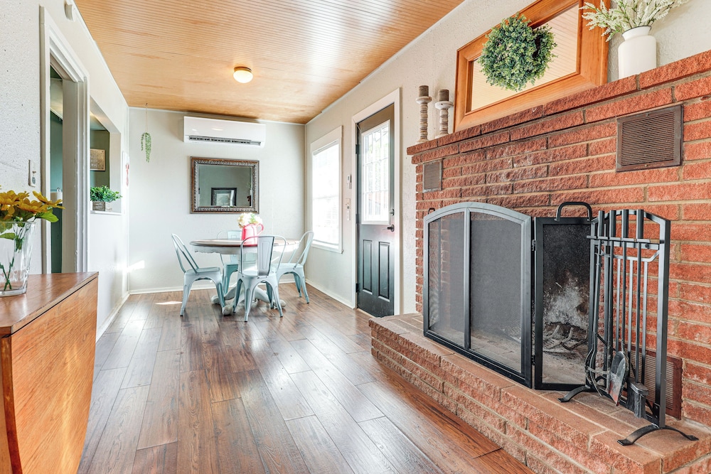 2 Mi to Landa Park: Farmhouse w/ Fire Pit!