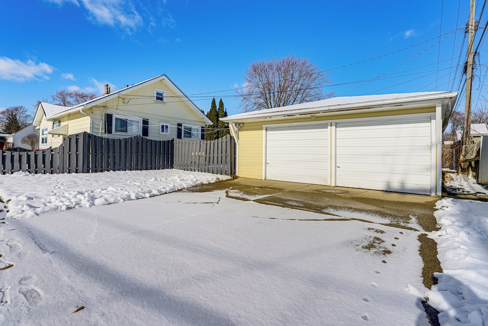 < 1 Mi to Dtwn Clawson! Family Retreat w/ Yard