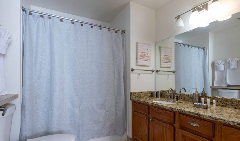 Amazing Family Townhouse Minutes From the Parks