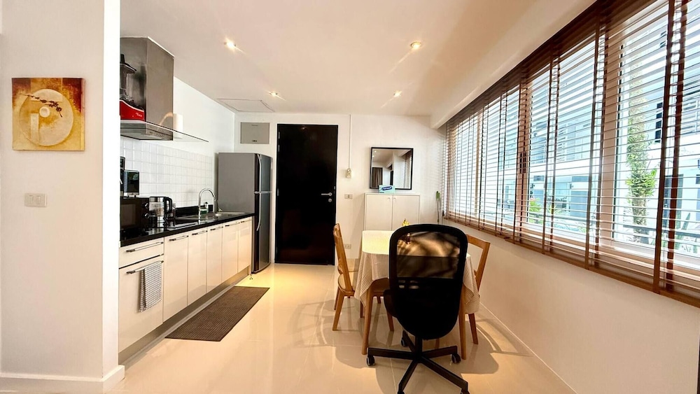 B11 Sunset Plaza Partial Seaview 1 Bedroom 1 Bathroom With Large Jaguzzi