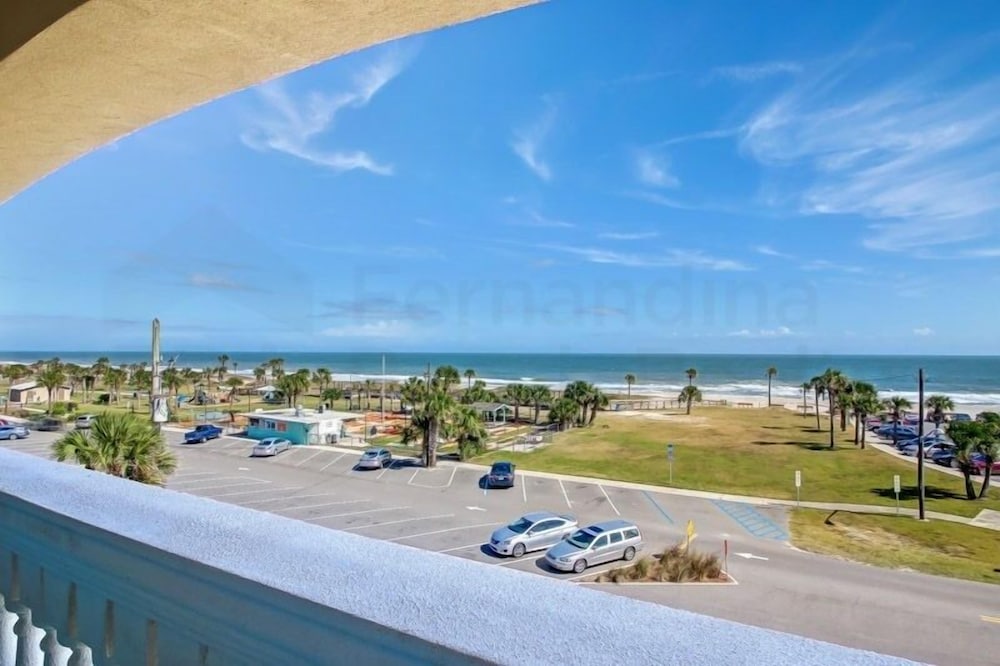 Deluxe Condo at the heart of Main Beach by RedAwning