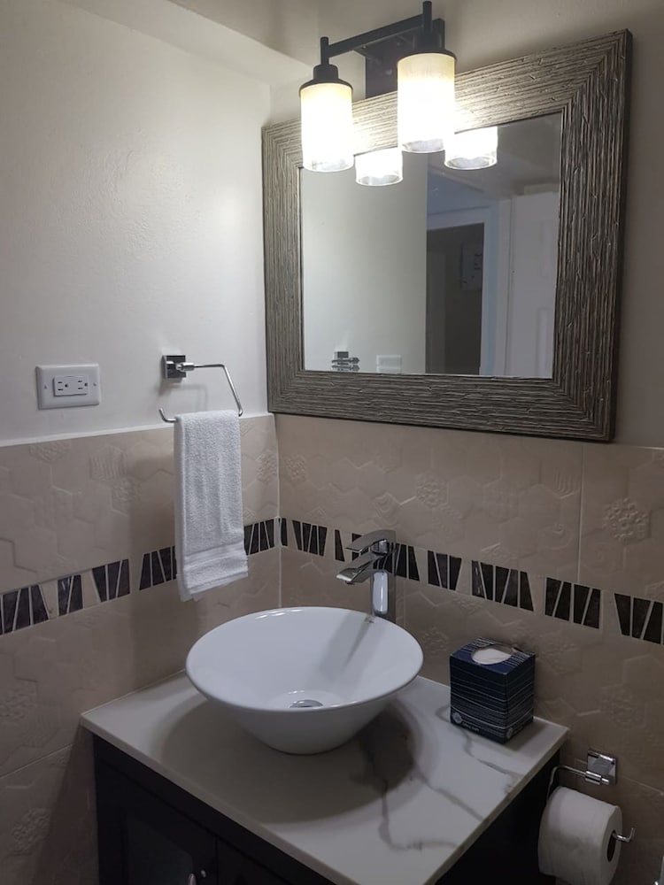 New Kingston Apt at Kensington Court