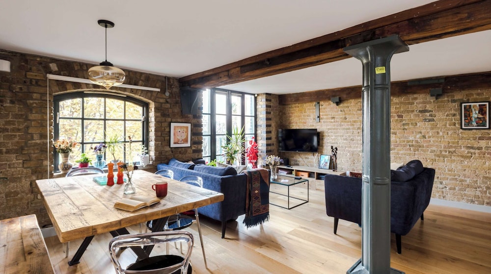 Stunning 2-bed Converted Warehouse - Sleeps 4