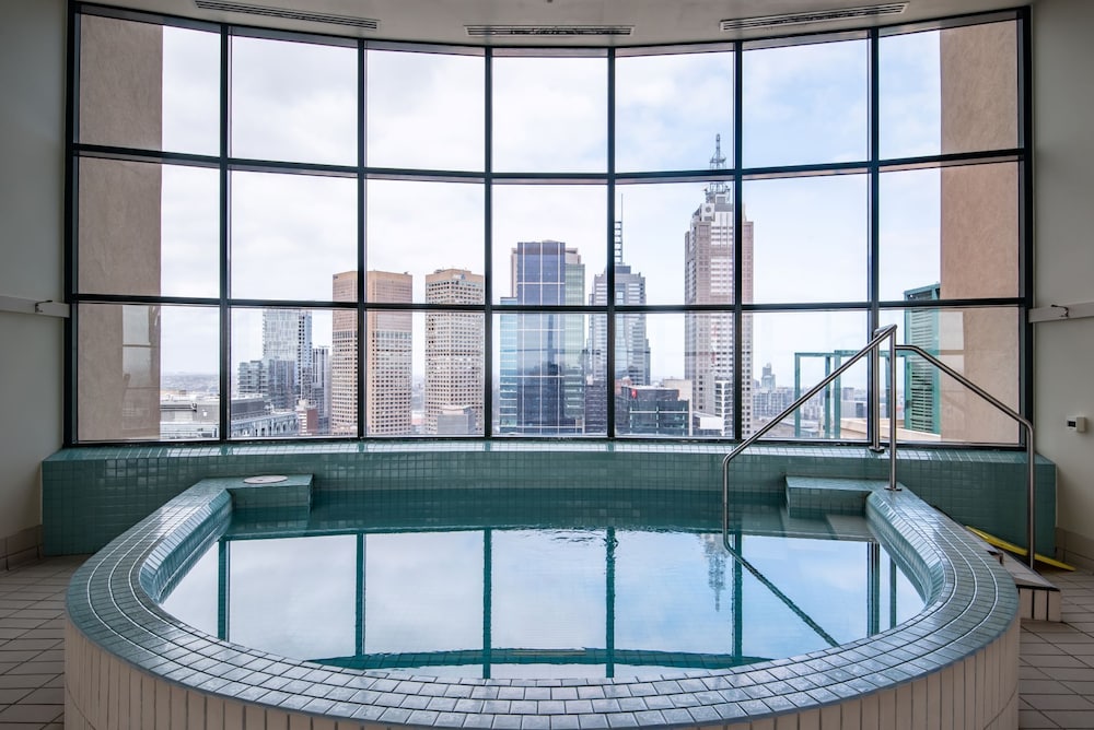 Elegant 4B 2B Unit in Melbourne CBD w/ Parking!