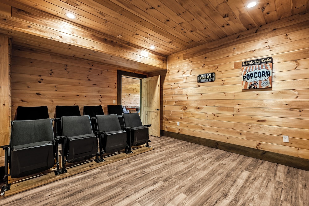 Amazing View Cabin w Gameroom Hot Tub Fire Pit