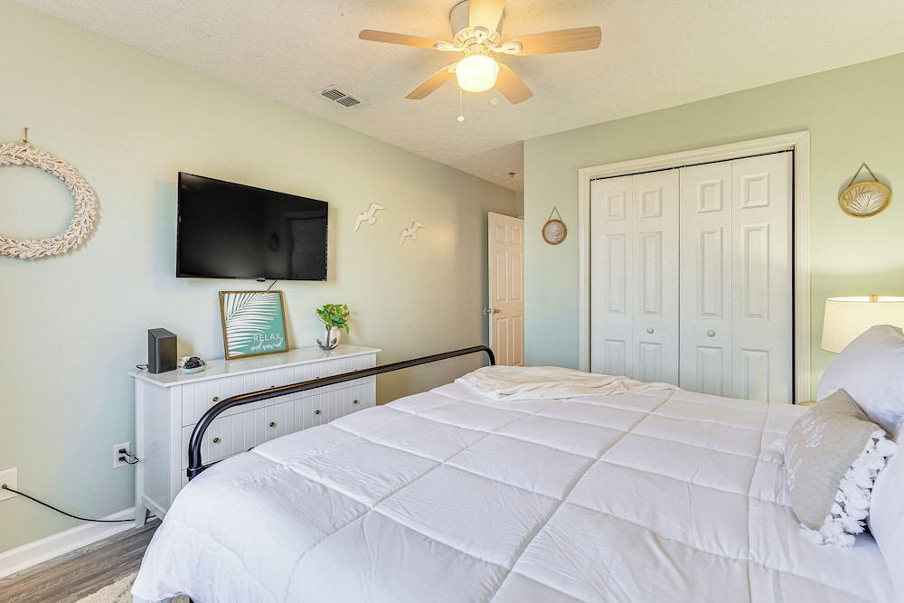 Walk to Beach: Condo w/ Balcony in Pcb!