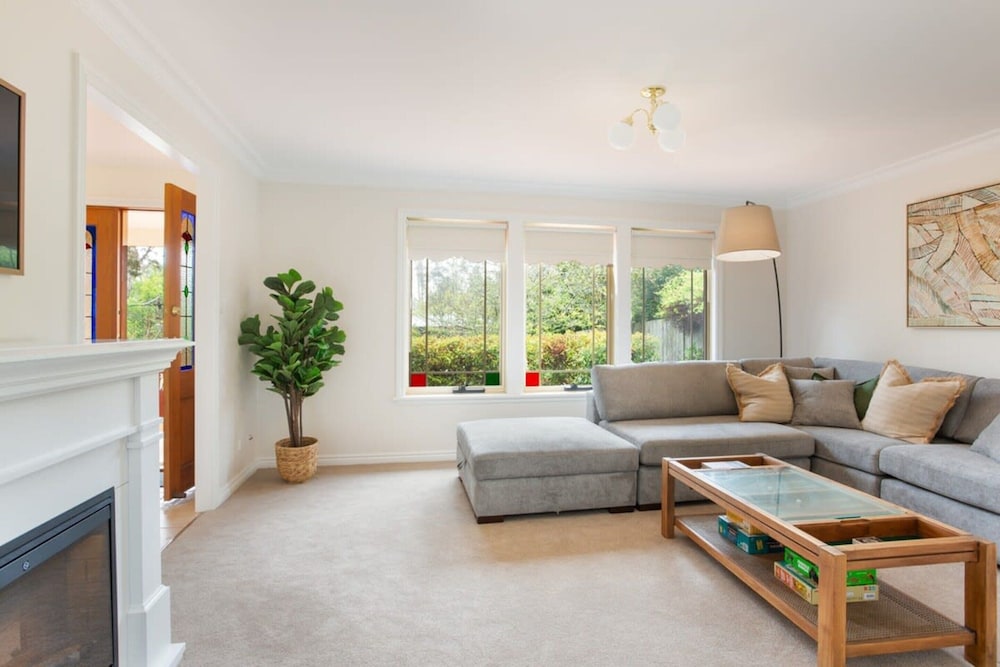 Stunning Katoomba Home With Lush Garden&playground