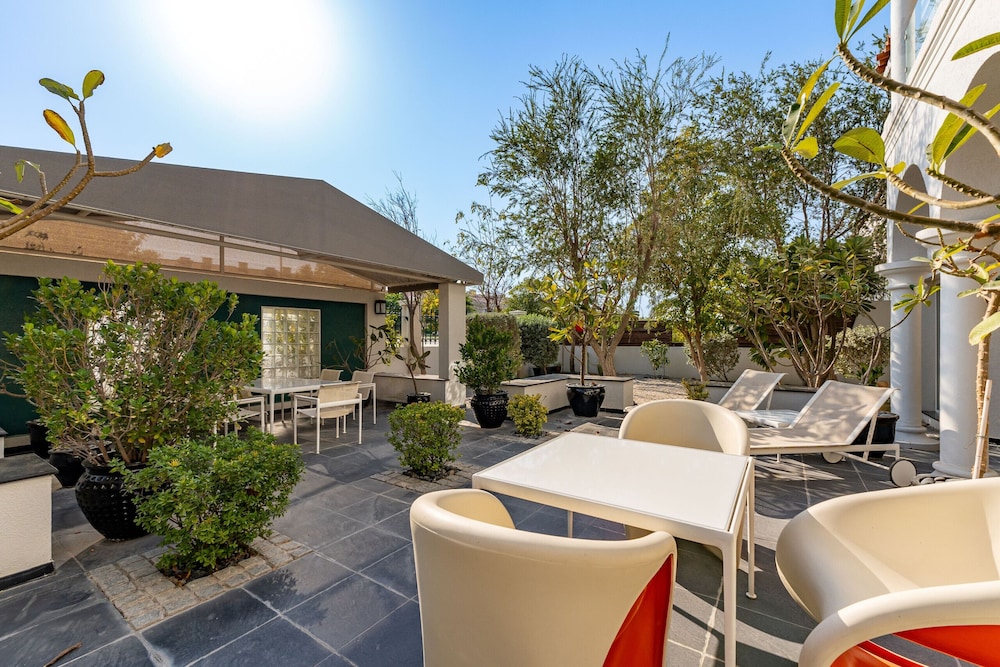 Artsy 4BR DIP Villa w Community Pool Gym