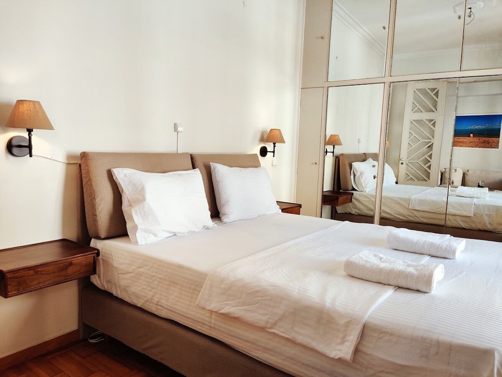 Stylish 1BR Apt With Retro Kitchen View Balcony