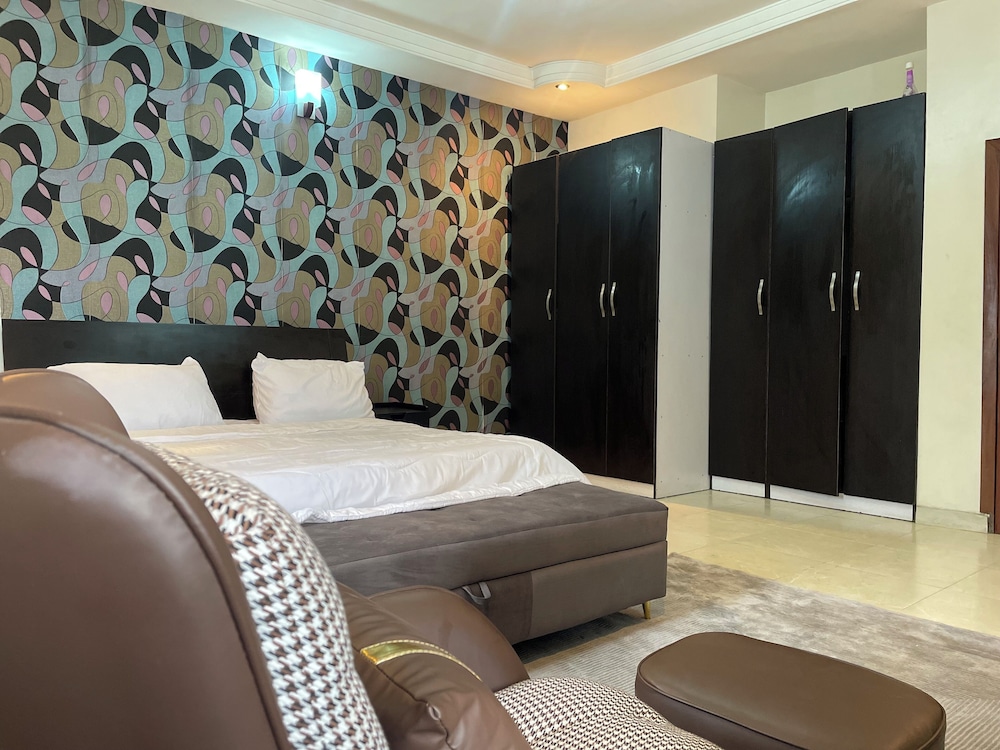 Luxury 4 BR Apt w Parking, Hot Tub, Magodo Estate