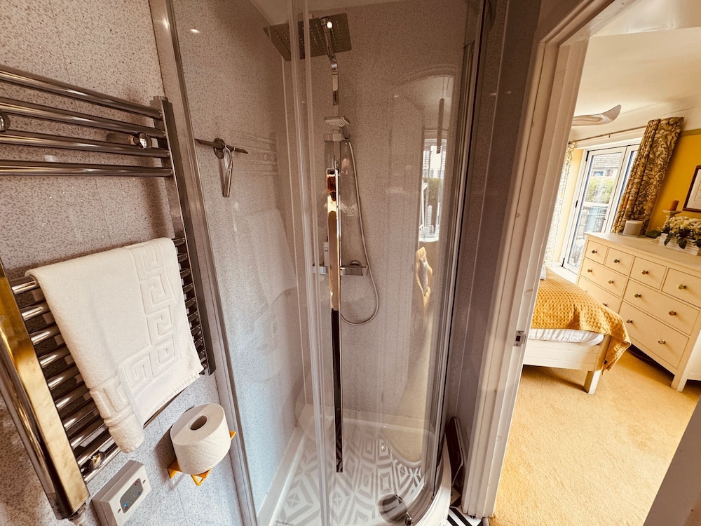 Luxury Adult-only 2-bedroom Bungalow With Hot Tub