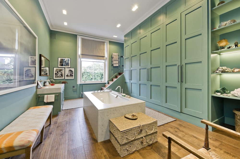 Gorgeous Stylish Interior Designed 5 Bed Home in Holland Park - Superb Location