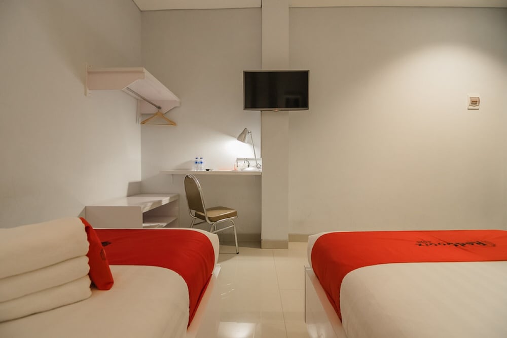 RedDoorz Plus near Soekarno Hatta Airport 2, Tangerang - 24
