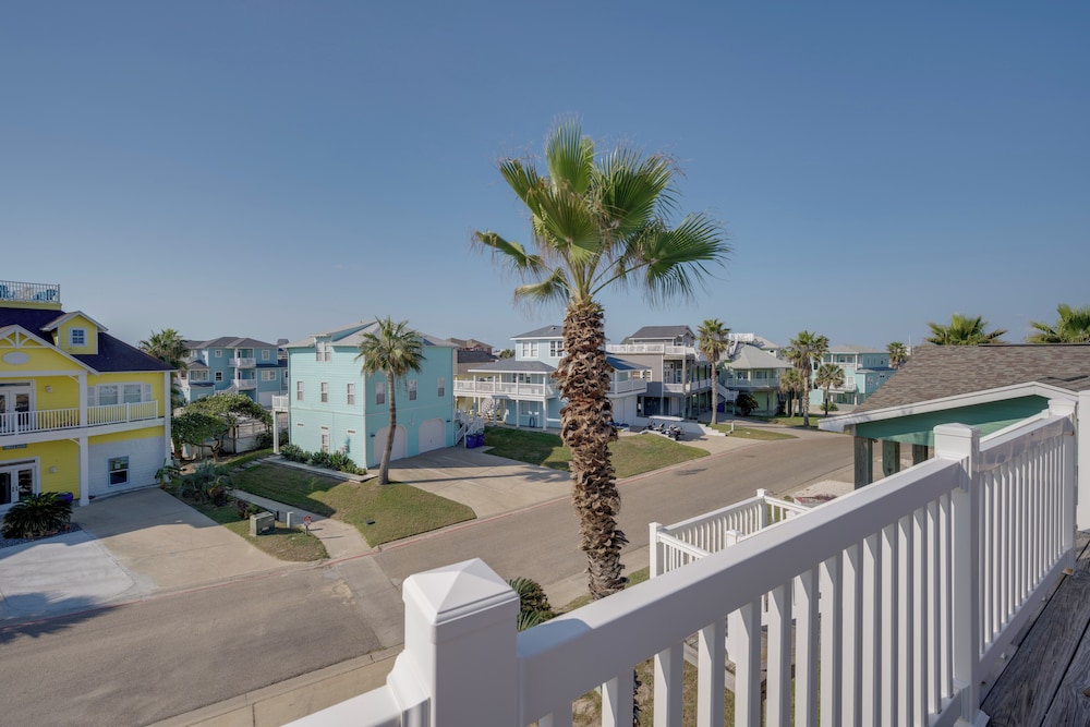 Port Aransas Home: Private Pool < 1 Mi to Beach!