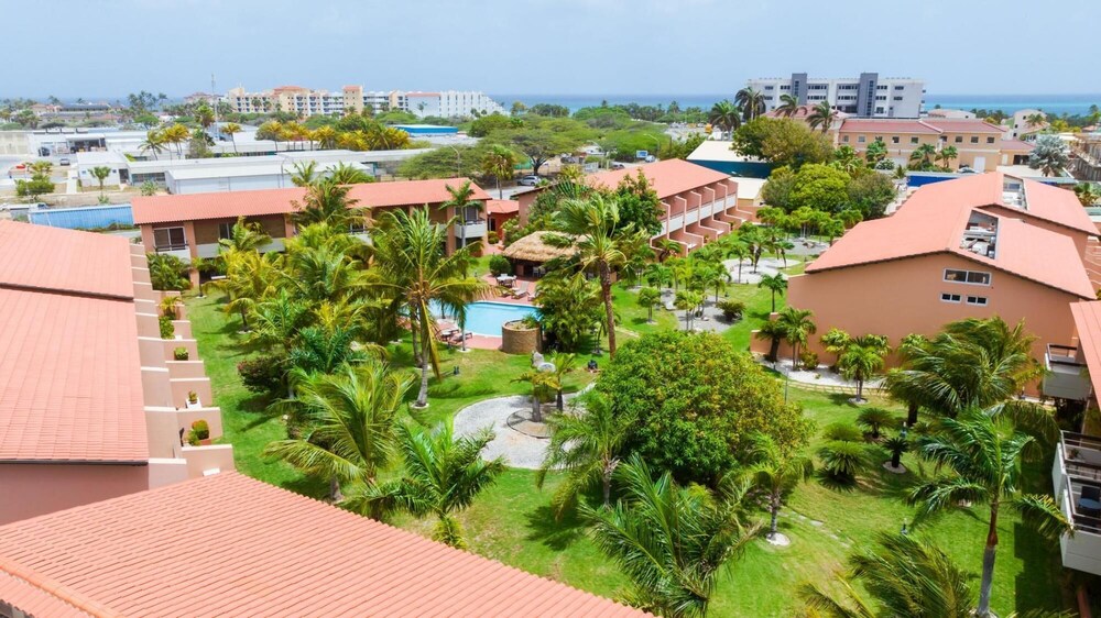 2br2 5BA Townhouse w Pool 3min Walk 2 Eaglebeach