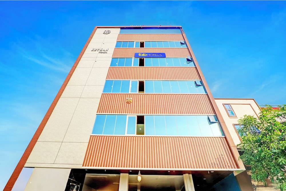 Fabhotel Dharani Grand