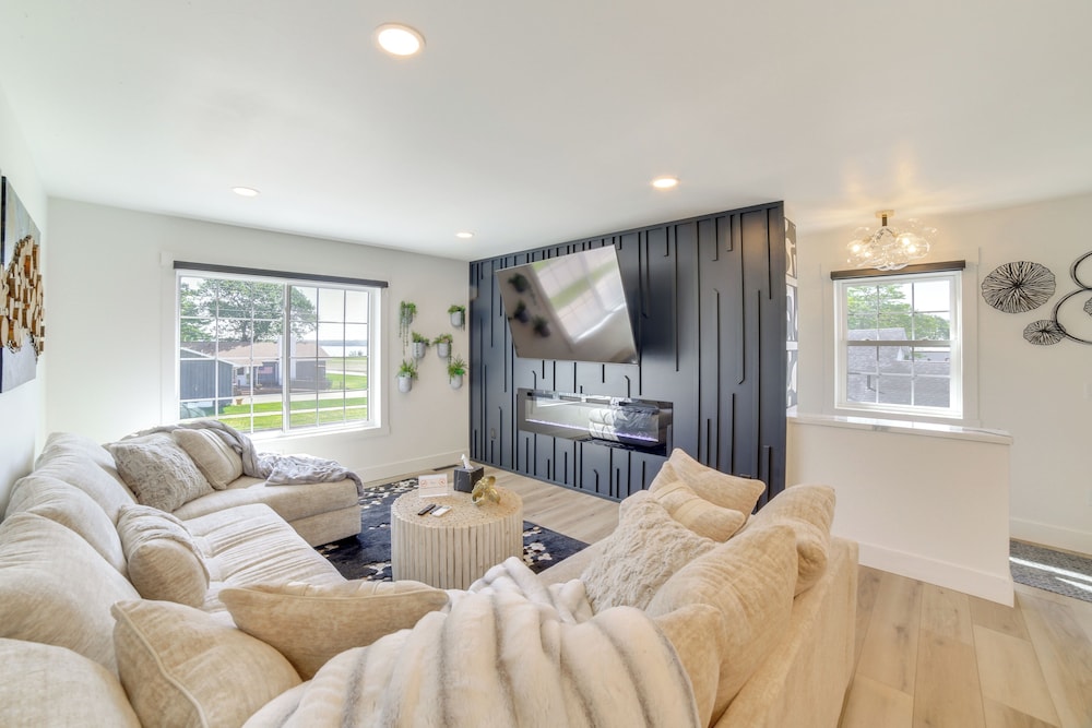 Walk to Waterfront: Michigan Retreat w/ Game Room