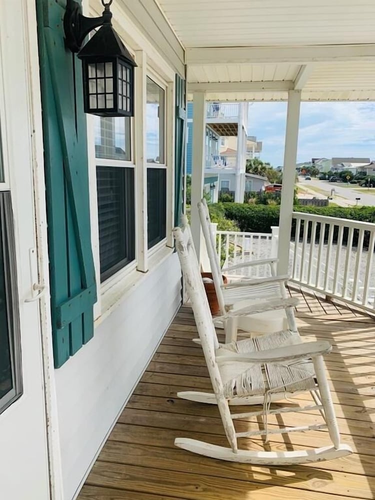 Wayne's World 3 Bedroom Home by RedAwning
