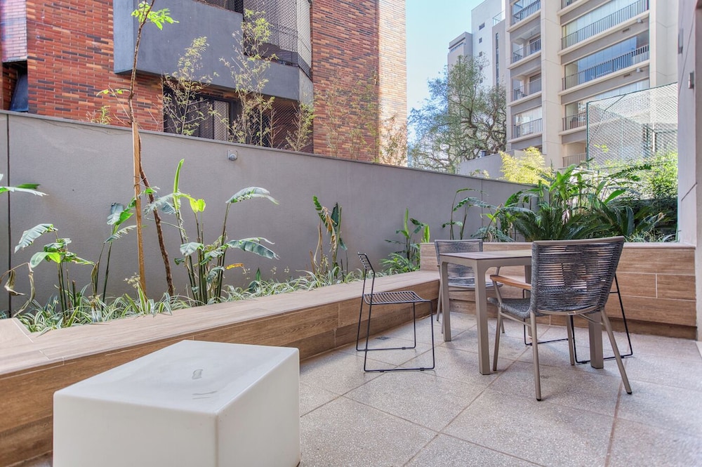 Flat na Vila Mariana c Varanda pr x ao Metr