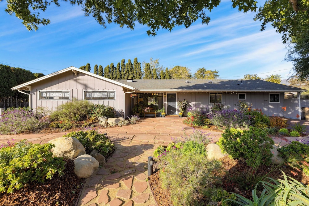 Hummingbird Haven by Avantstay Dog-friendly, Near the Beach, Huge Yard+hot Tub