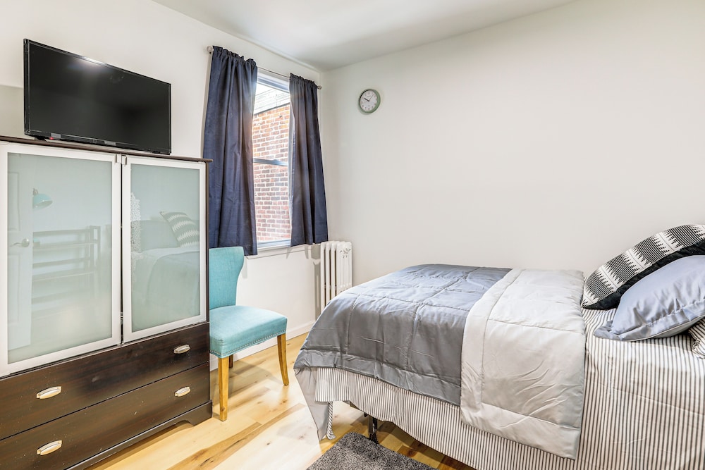 6 Mi to Eagles Games: Stylish Philly Townhome!
