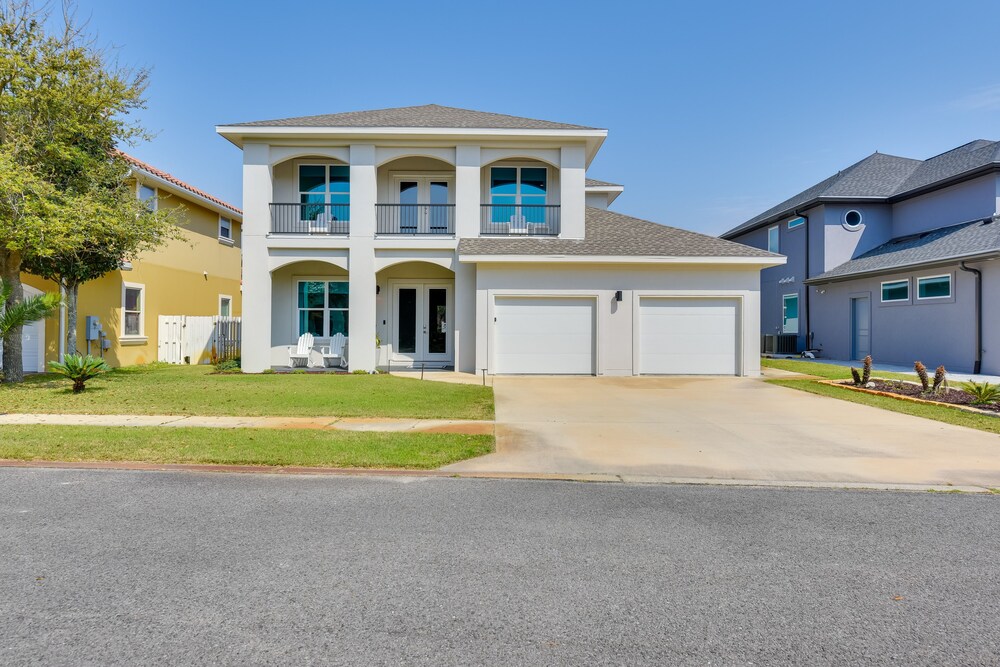 Miramar Beach Retreat w/ Pool Access & Fireplace! view 4