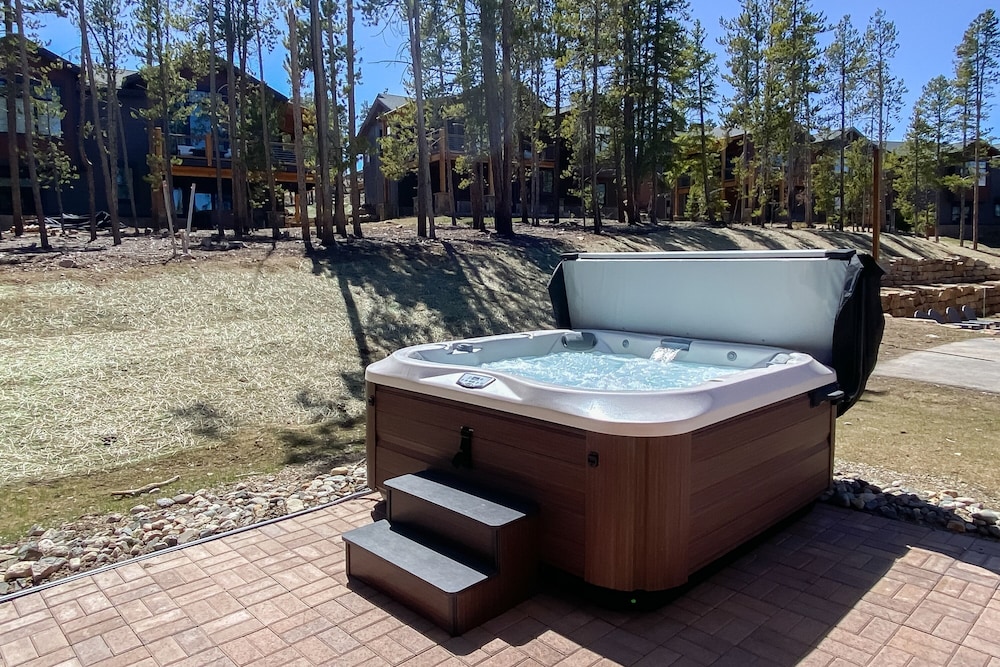 Cocoa Cabin 4 Bedroom Home by RedAwning