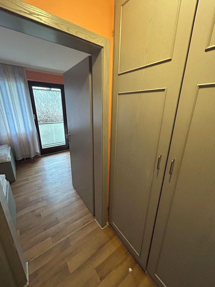 2-Rent Group Hostel Rooms AUB162