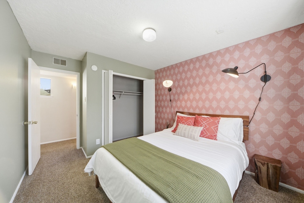 Albuquerque Escape Hot Tub + Atrium 4 Bedroom Home