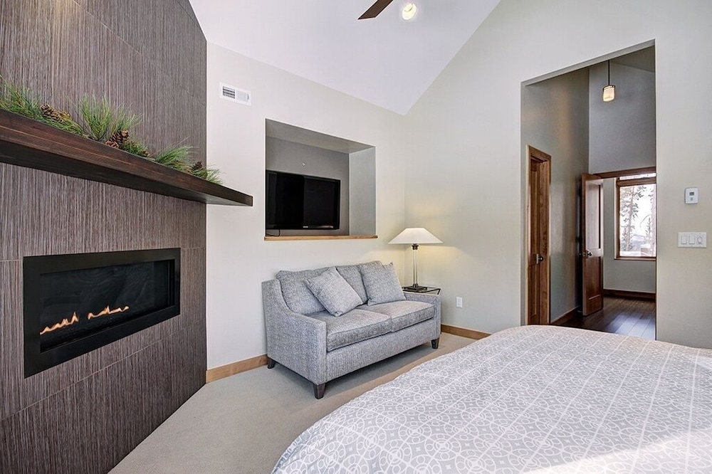 Cloud 4 Bedroom Home by RedAwning