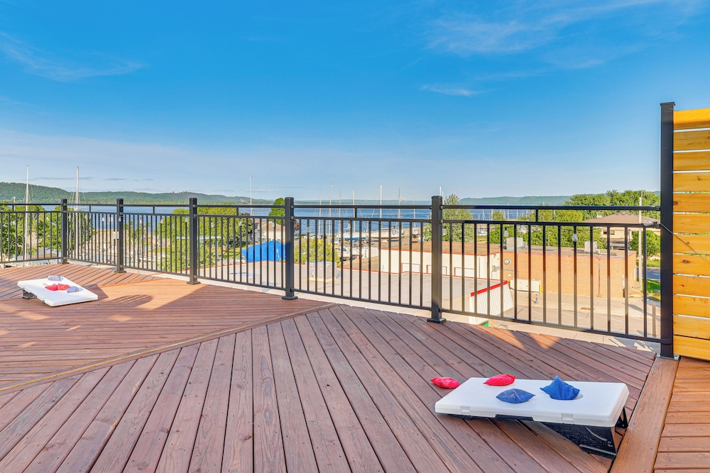 Walk to Lake City Marina: Condo w/ Rooftop Deck!