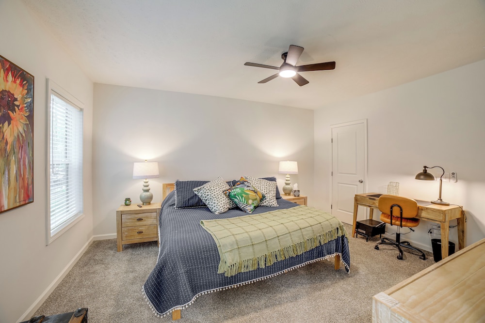 Lake Access, Pools & More: Family Home in Stanwood