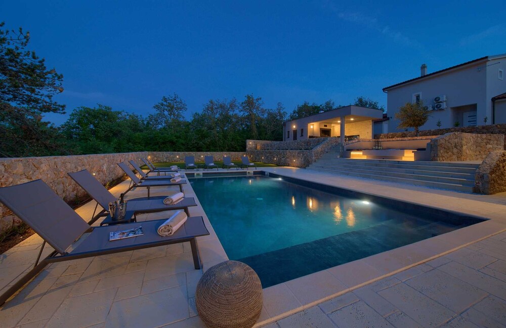 Villa Astrum With Heated Pool Jacuzzi and Sauna