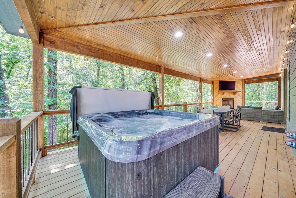 Creekside Cabin w/ Views & Hot Tub in Broken Bow