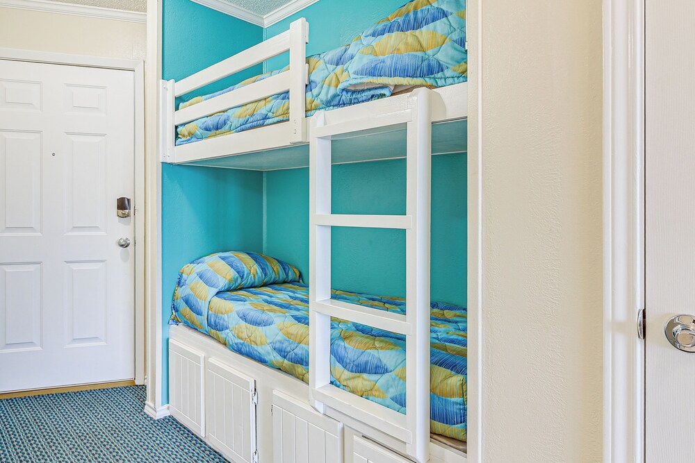 Steps to Babes Beach: Condo w/ Pool in Galveston