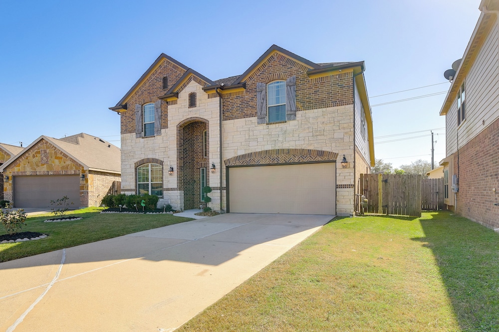 22 Mi to Dtwn Houston: Spacious Baytown Home!