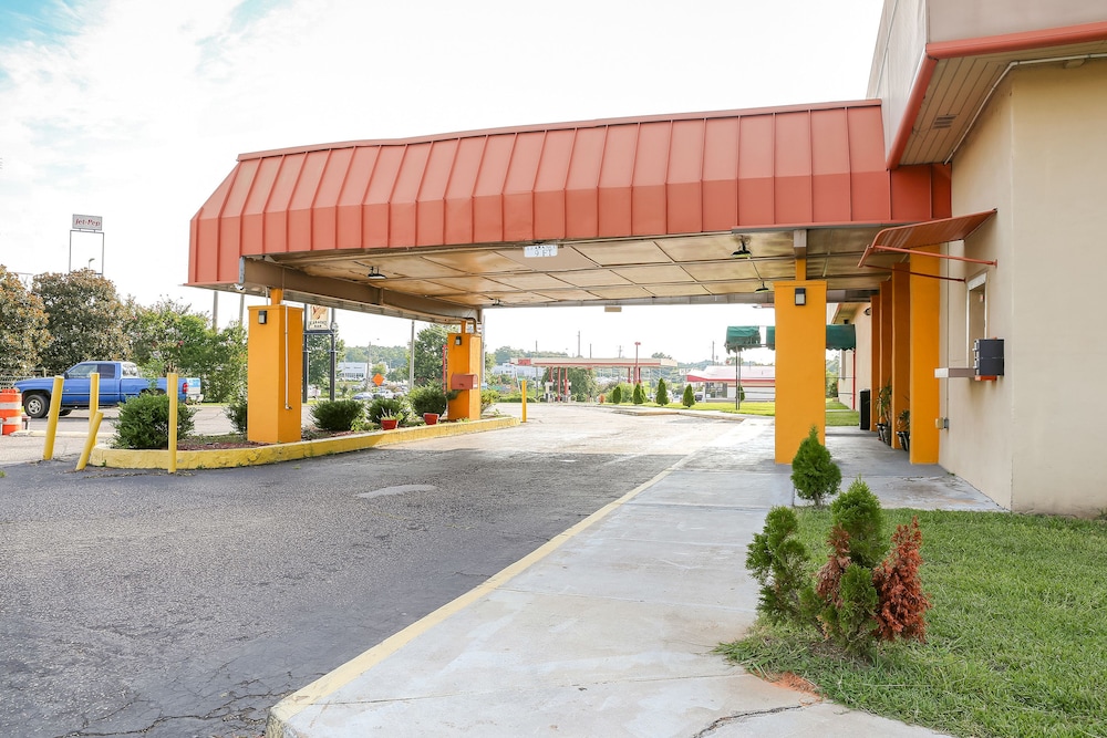 Opelika Vacations - Springwood Hotel - Property Image 7