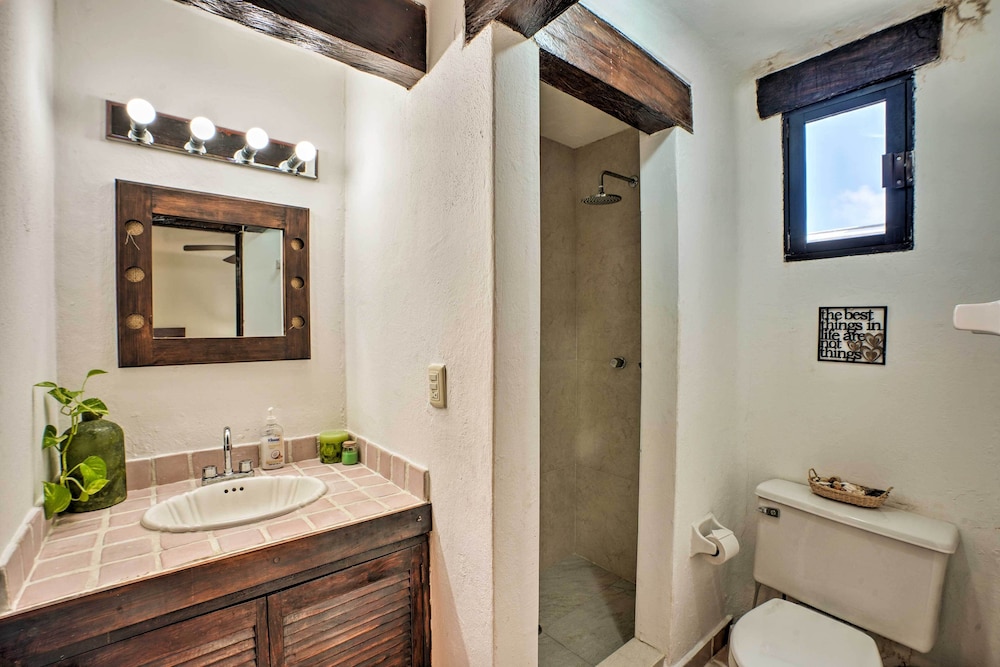 Updated Oceanside Townhome w/ Pool: Walk to Beach!